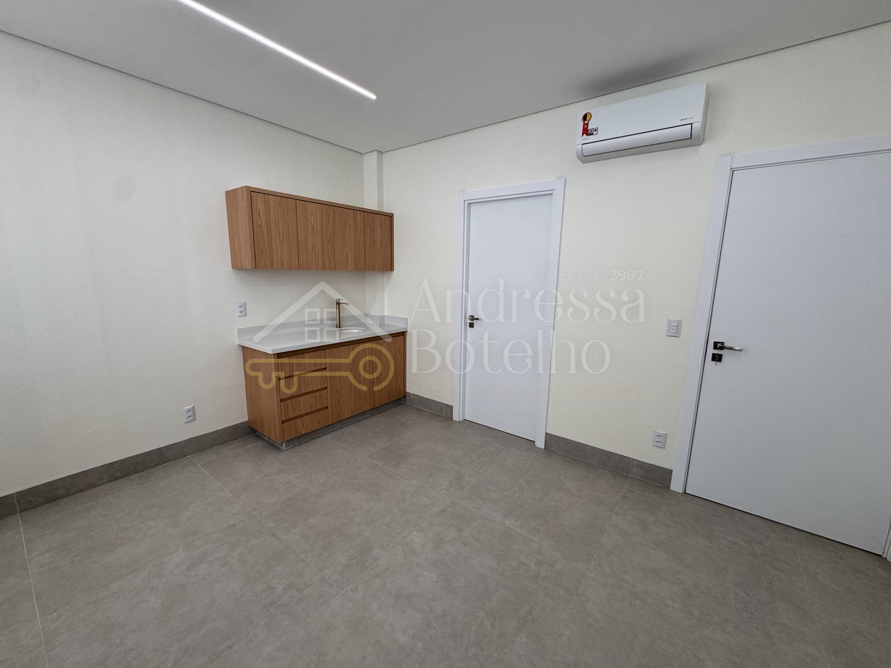 Sala em clínica médica na 204 Sul, com secretária e estrutura inclusas — foto 2
