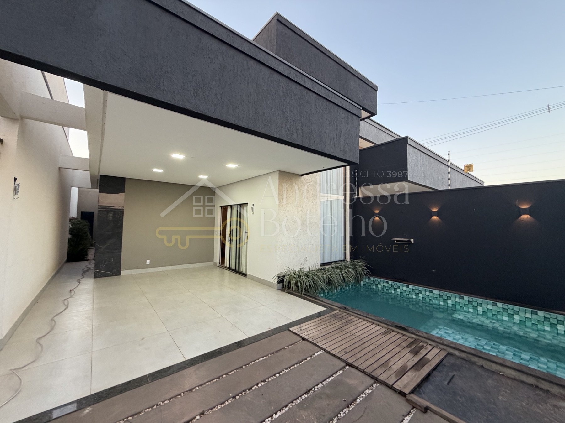 Casa seminova mobiliada com piscina e closet na 604 Norte